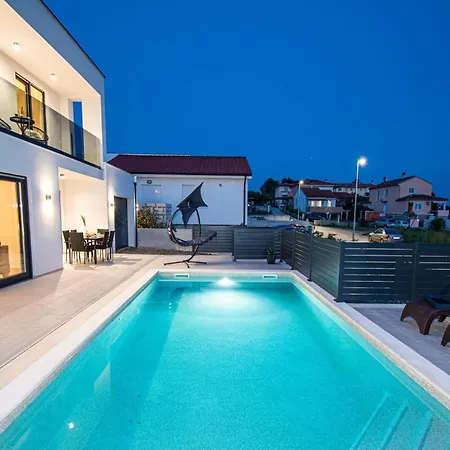 Mina With A Private Pool In * 풀라