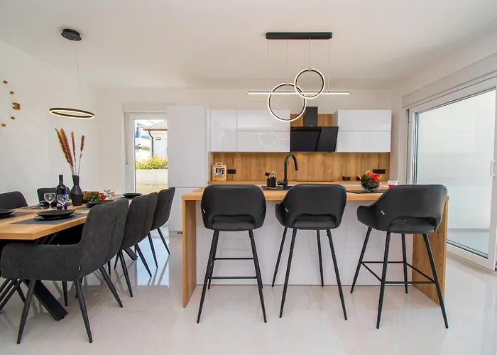 Mina With A Private Pool In 풀라