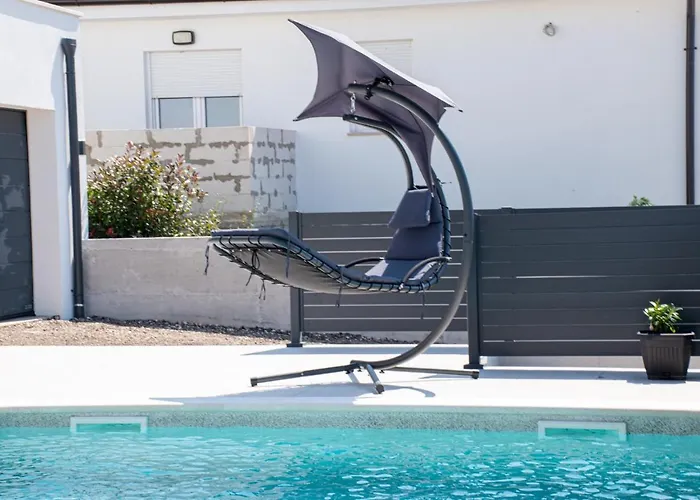 Mina With A Private Pool In 풀라