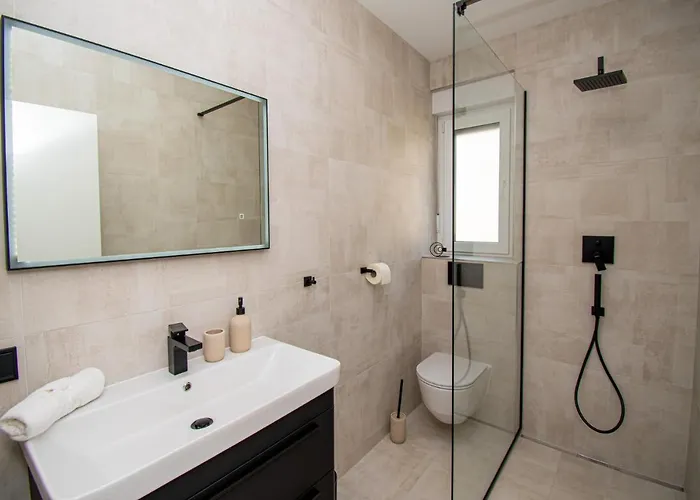 빌라 Mina With A Private Pool In 풀라