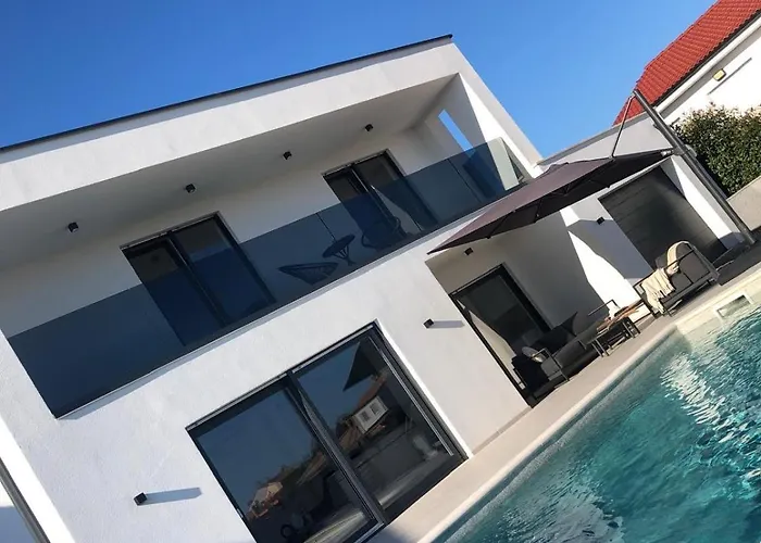 빌라 Mina With A Private Pool In