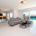 וילה Mina With A Private Pool In