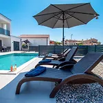 Mina With A Private Pool In * Pula