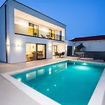 Mina With A Private Pool In וילה פולה
