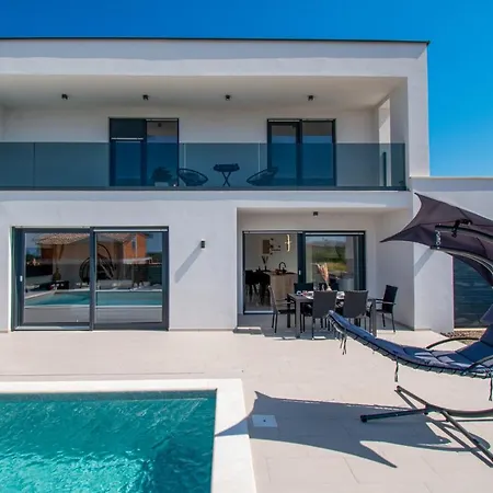 Mina With A Private Pool In Βίλα Πούλα