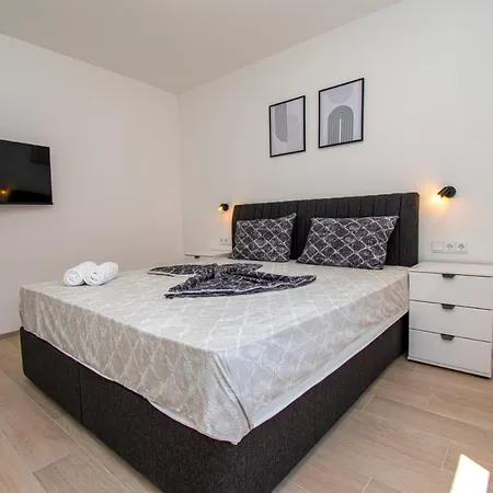 Mina With A Private Pool In Пула