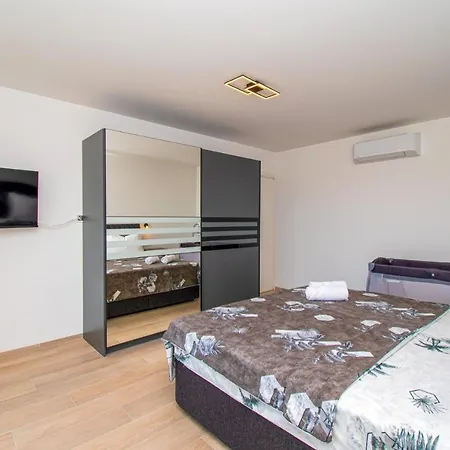 Mina With A Private Pool In Пула