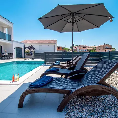 Mina With A Private Pool In * Pula