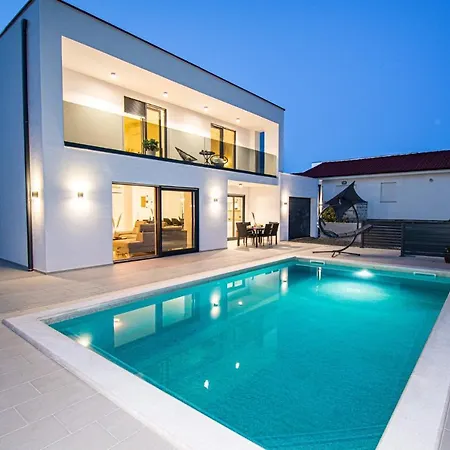 Mina With A Private Pool In Вилла Пула