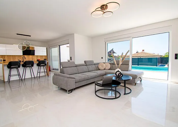 Βίλα Mina With A Private Pool In