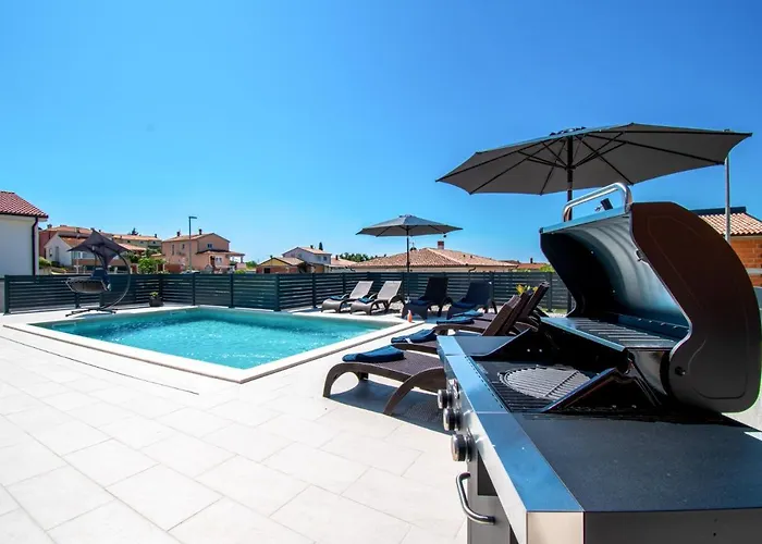 Mina With A Private Pool In Βίλα *