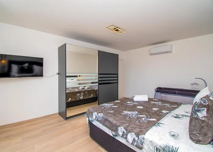 Mina With A Private Pool In Póla