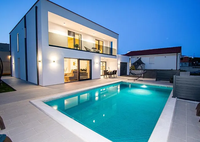 Mina With A Private Pool In Βίλα Πούλα