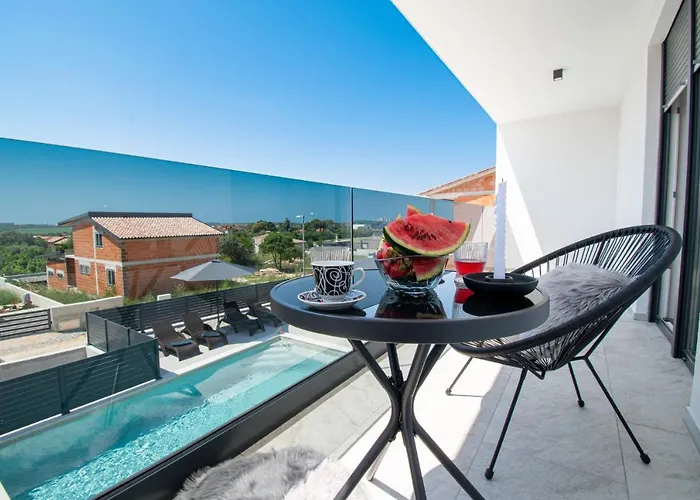 Βίλα Mina With A Private Pool In